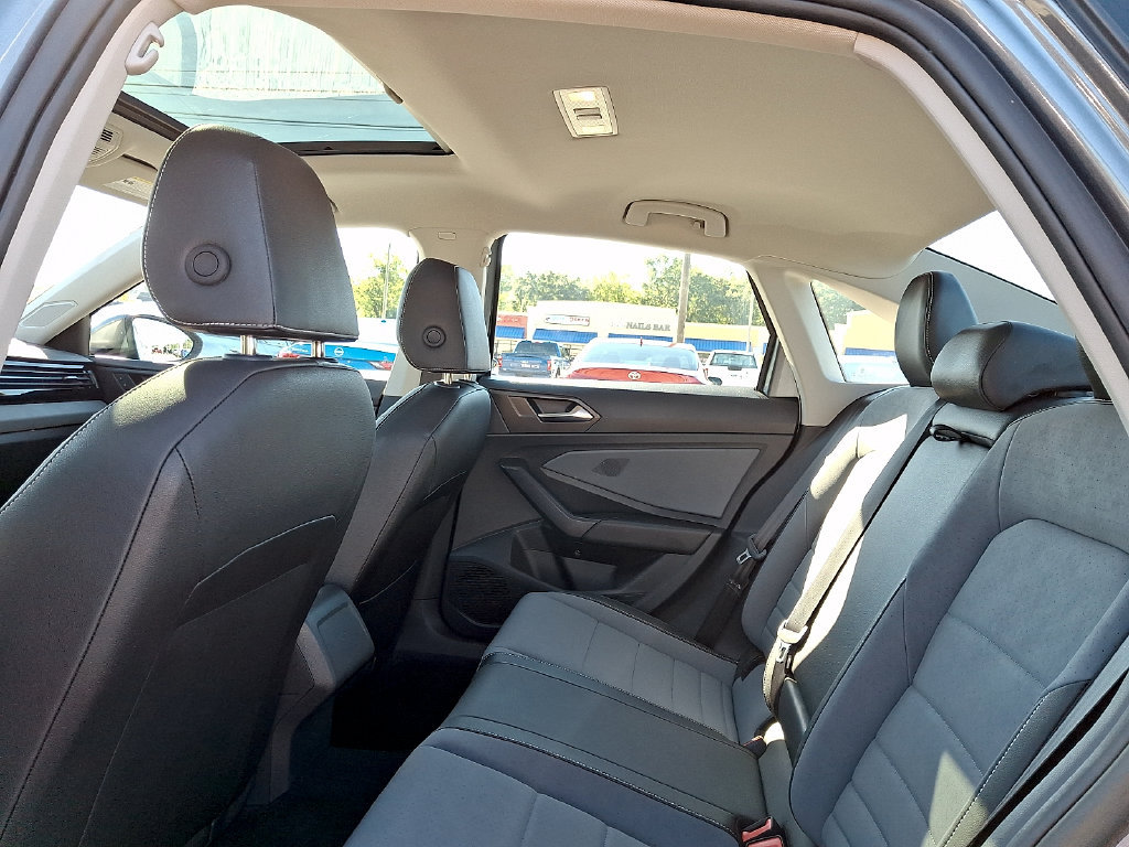 Used 2025 Volkswagen Jetta SE FWD image 9