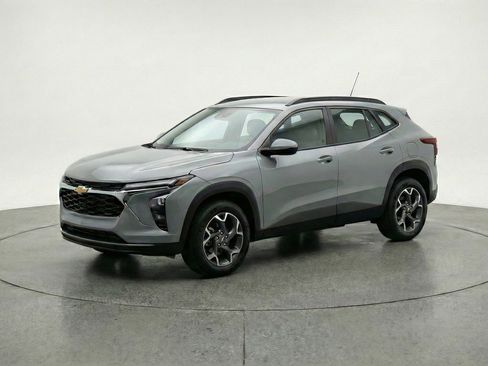 Used 2025 Chevrolet Trax LT w/ LT Convenience Package FWD image 3