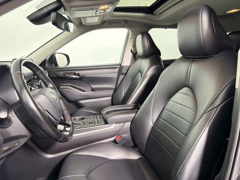 Used 2021 Toyota Highlander XLE AWD/4WD image 4