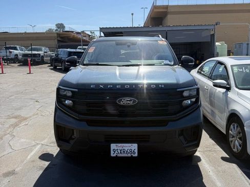 Used 2025 Ford Expedition Active AWD/4WD image 2
