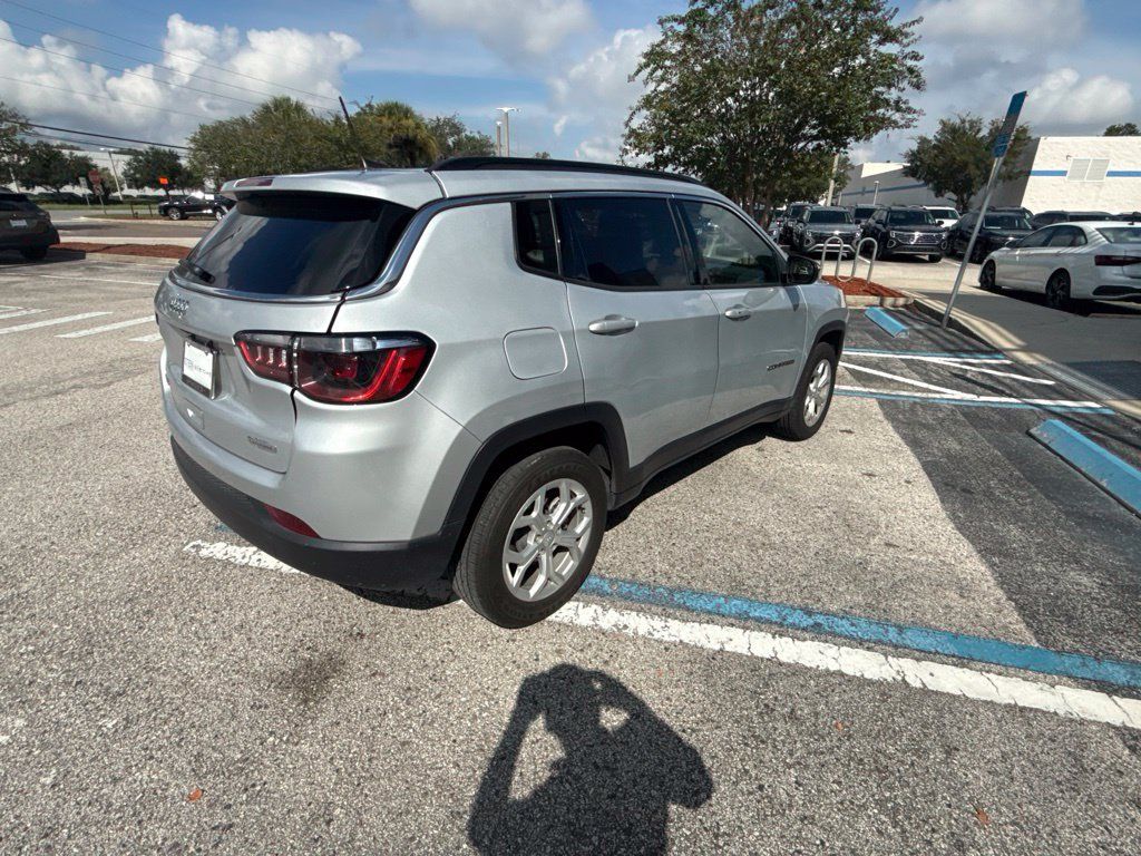 Used 2024 Jeep Compass Latitude AWD/4WD image 8