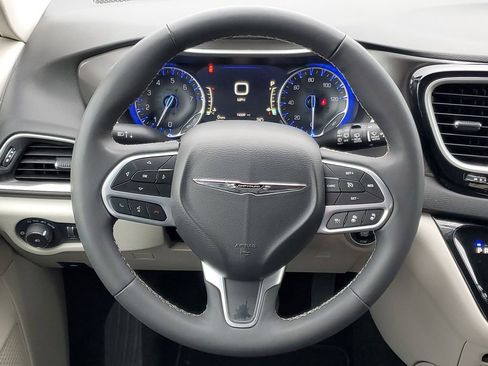 Used 2024 Chrysler Pacifica Touring-L image 26