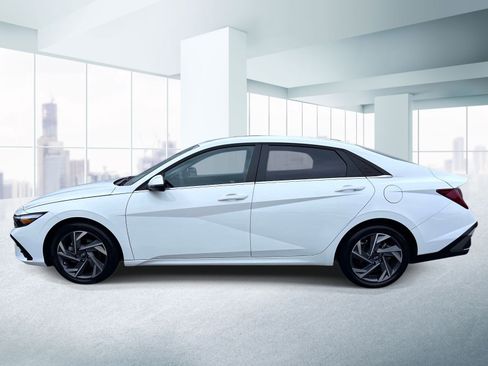 Used 2025 Hyundai Elantra Limited FWD image 2