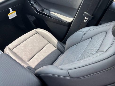 New 2026 Chevrolet Equinox LT w/ Convenience Package II FWD image 9