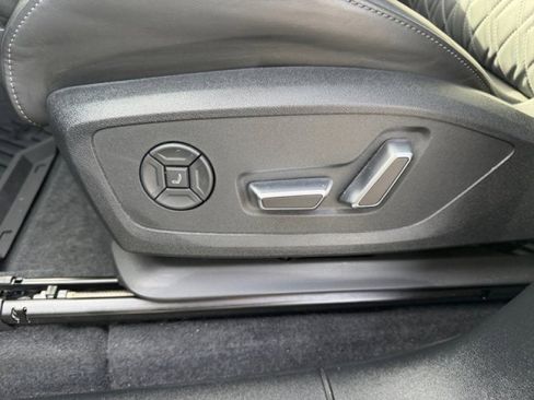 Used 2025 Audi SQ6 e-tron Prestige w/ 21" Black Optic Wheel Package image 11