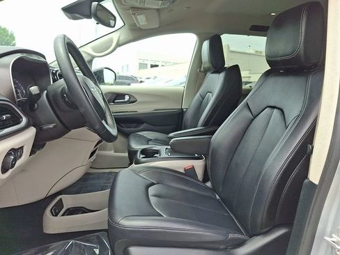Used 2024 Chrysler Pacifica Touring-L FWD image 13
