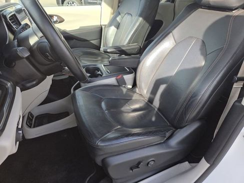 Used 2019 Chrysler Pacifica Touring-L Plus w/ Tire & Wheel Group image 28