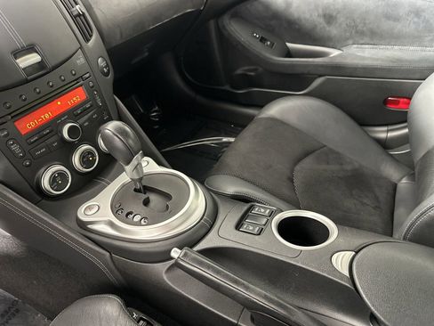Used 2009 Nissan 370Z Touring image 25