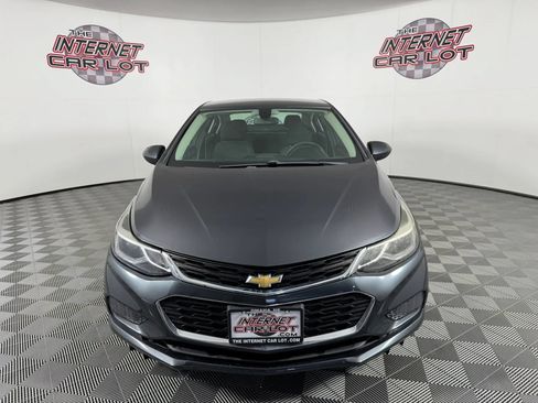 Used 2017 Chevrolet Cruze LT FWD image 2
