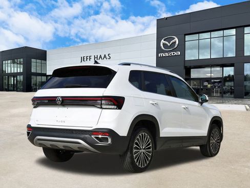 Used 2025 Volkswagen Taos SE image 3