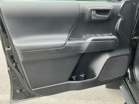 Used 2019 Toyota Tacoma TRD Sport AWD/4WD image 18