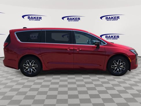 New 2027 Chrysler Pacifica Limited FWD image 2