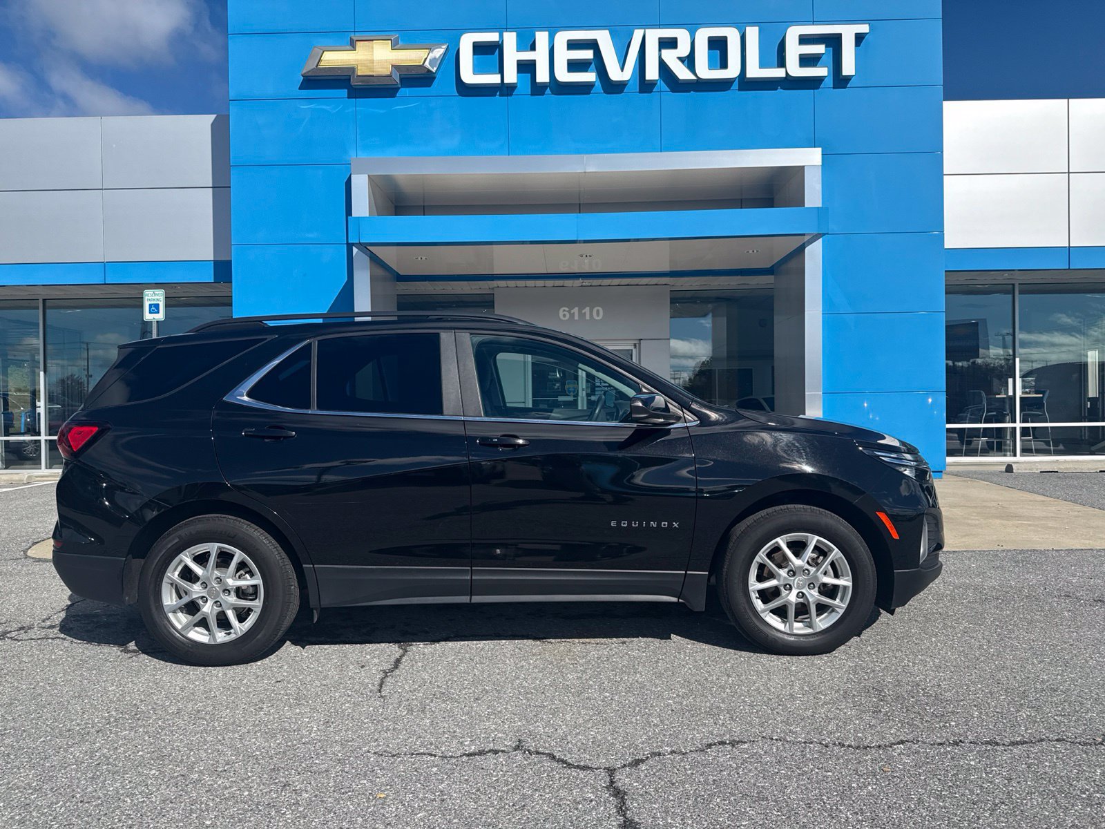 Used 2023 Chevrolet Equinox LT FWD image 4