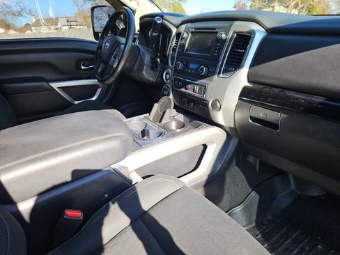 Used 2019 Nissan Titan SV w/ SV Convenience Package image 15