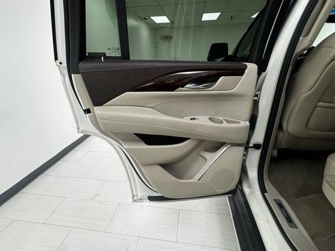 Used 2015 Cadillac Escalade Luxury image 11