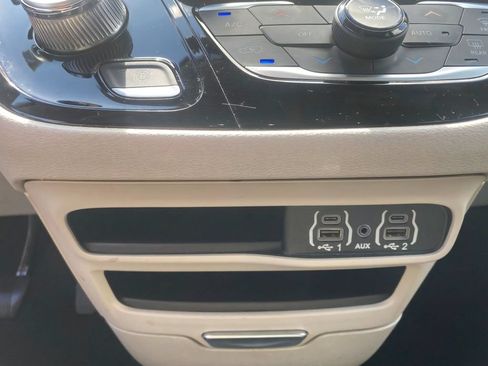 Used 2023 Chrysler Pacifica Touring-L FWD image 23