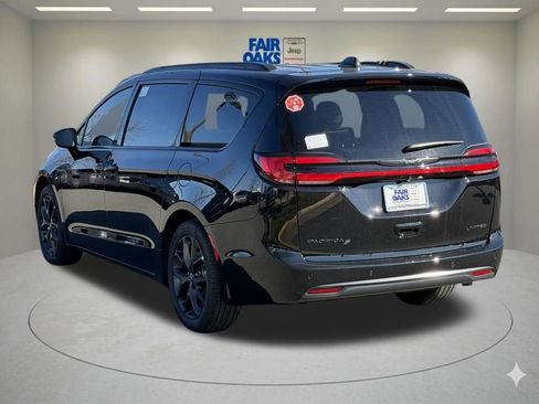 New 2026 Chrysler Pacifica Limited image 8