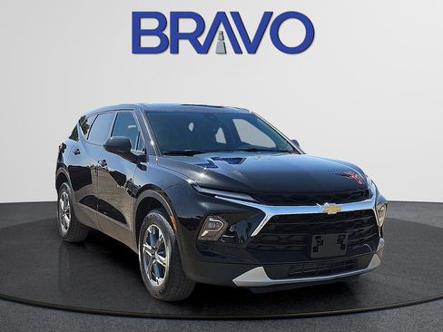 Used 2025 Chevrolet Blazer LT FWD image 2