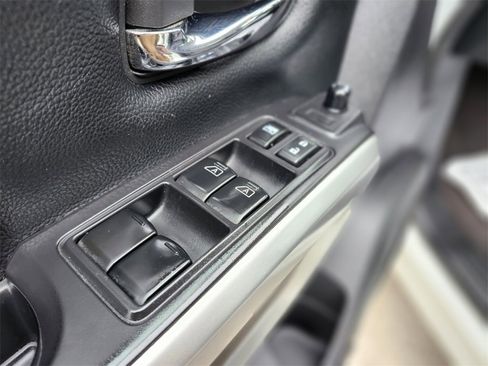 Used 2021 Nissan Titan SV w/ SV Convenience Package image 17