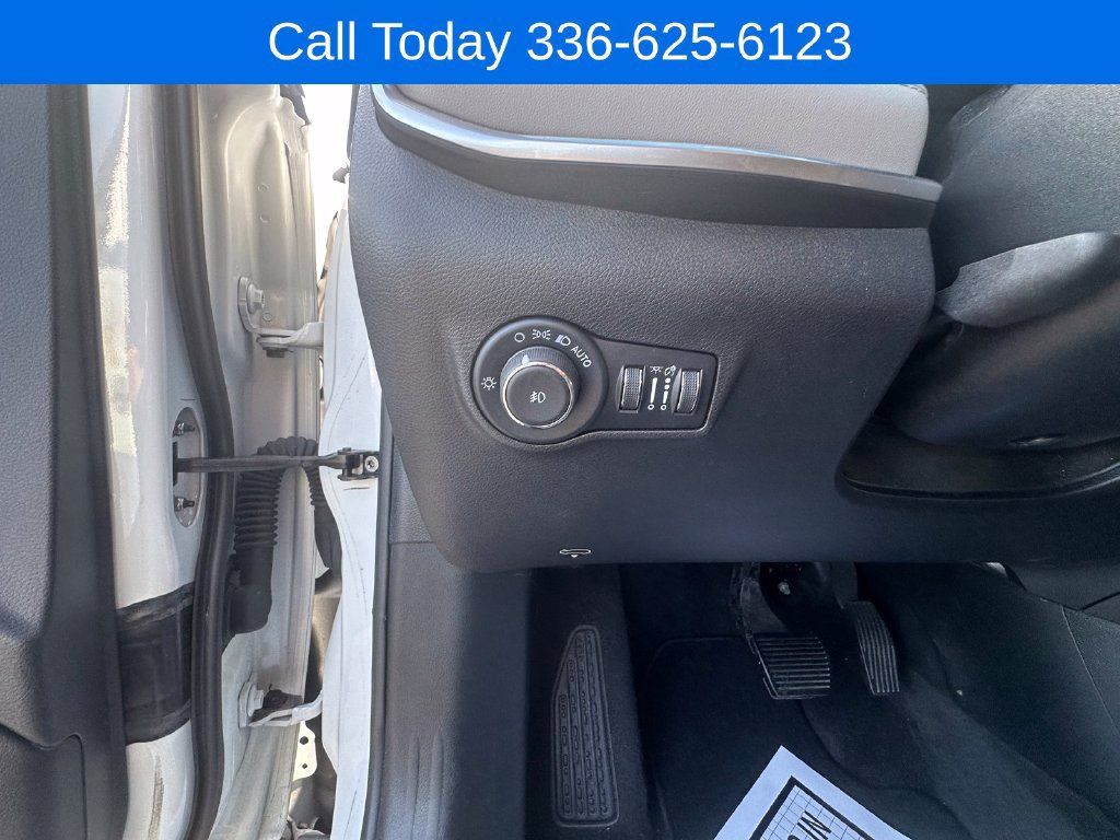 Used 2025 Jeep Compass Limited AWD/4WD image 19