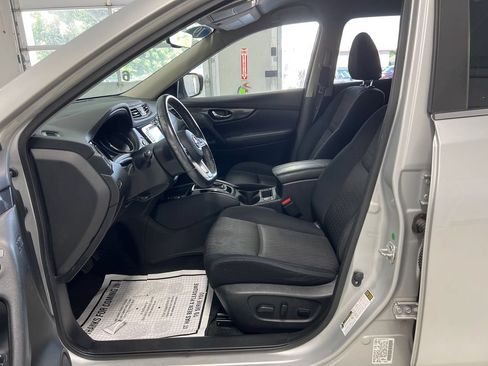 Used 2019 Nissan Rogue SV w/ Premium Package AWD/4WD image 16