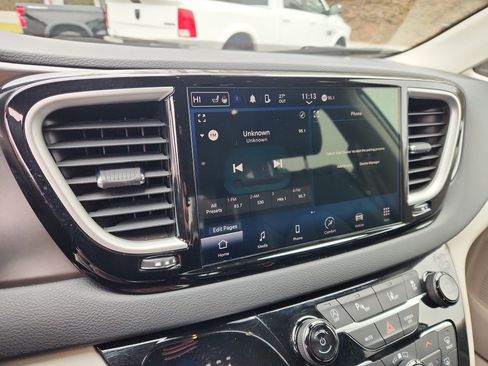 Used 2024 Chrysler Pacifica Touring-L image 34