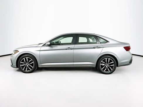 Used 2025 Volkswagen Jetta SE image 4