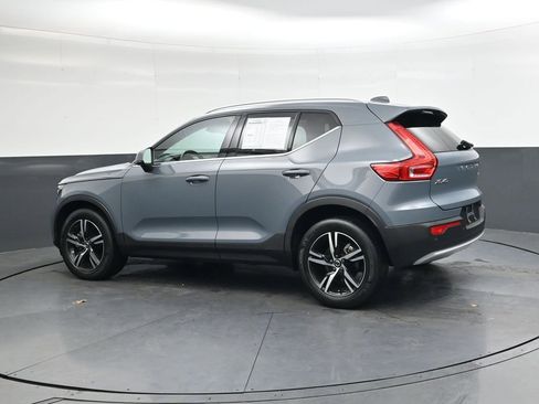 Used 2023 Volvo XC40 B4 Plus image 7
