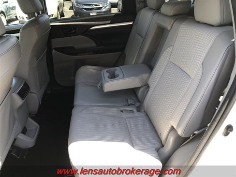 Used 2016 Toyota Highlander Plus AWD/4WD image 17