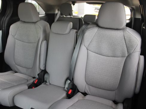 Used 2026 Toyota Sienna LE FWD image 27