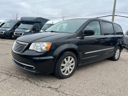 Used 2013 Chrysler Town & Country Touring image 3