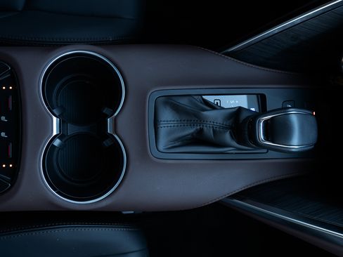 Used 2024 Toyota Venza XLE image 28