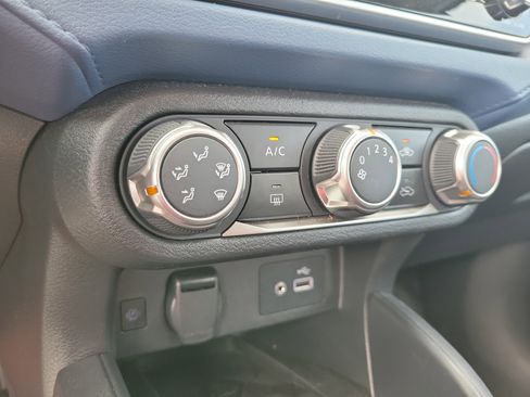 Used 2025 Nissan Versa SV FWD image 27