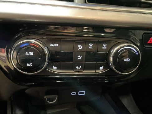 Used 2024 Chevrolet Trax LT w/ Sunroof Package FWD image 21