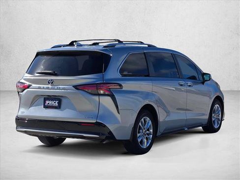 Used 2023 Toyota Sienna Limited FWD image 5