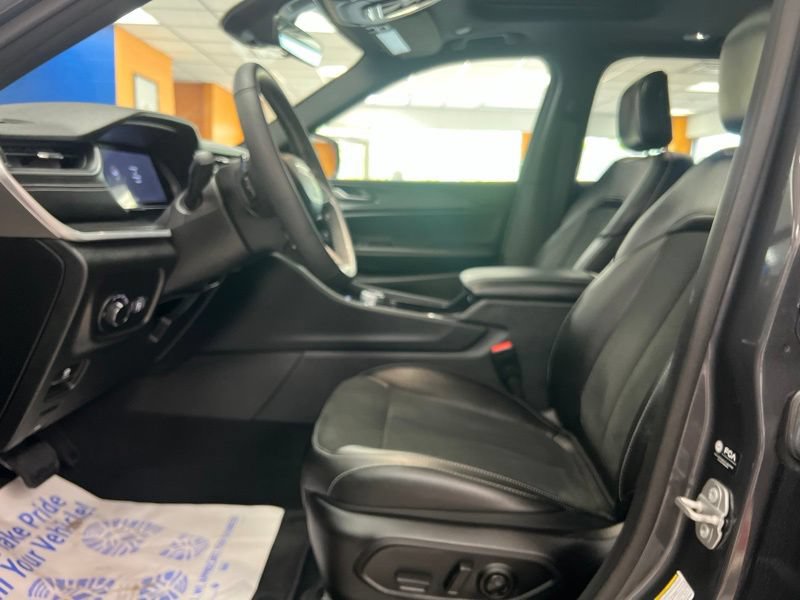 Used 2025 Jeep Grand Cherokee Altitude AWD/4WD image 19