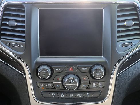 Used 2018 Jeep Grand Cherokee Overland AWD/4WD image 23