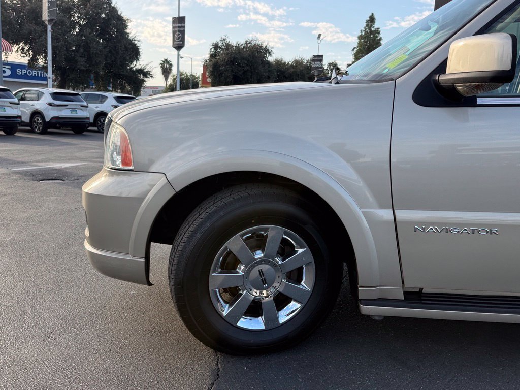 Used 2005 Lincoln Navigator Ultimate AWD/4WD image 5
