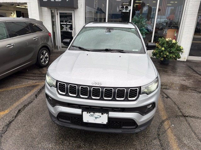 Used 2024 Jeep Compass Latitude w/ Sun and Sound Group AWD/4WD image 5