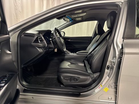 Used 2018 Toyota Camry SE FWD image 3
