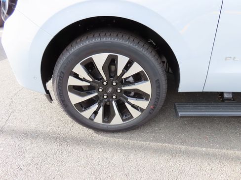 New 2025 Ford Expedition Platinum w/ Driver's Package image 8