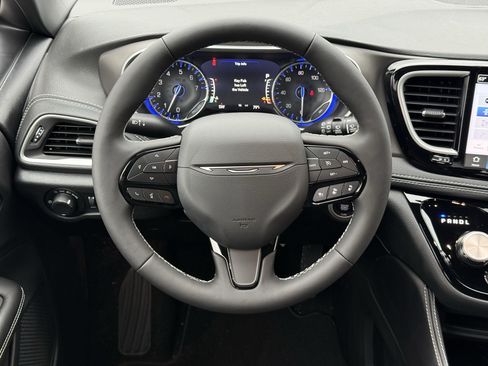 New 2027 Chrysler Pacifica Limited FWD image 12