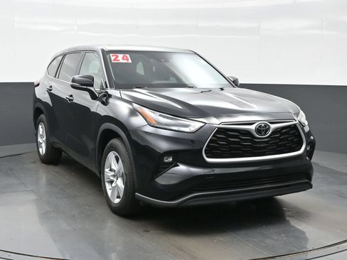 Used 2024 Toyota Highlander LE FWD image 8