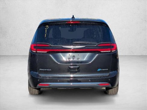 Used 2023 Chrysler Pacifica Touring-L image 6