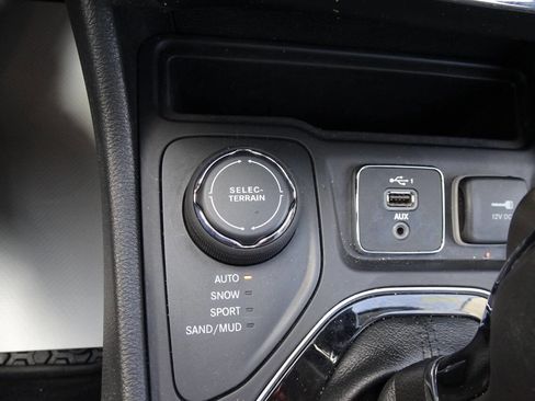 Used 2020 Jeep Cherokee Latitude Plus image 23