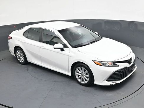 Used 2018 Toyota Camry LE image 18