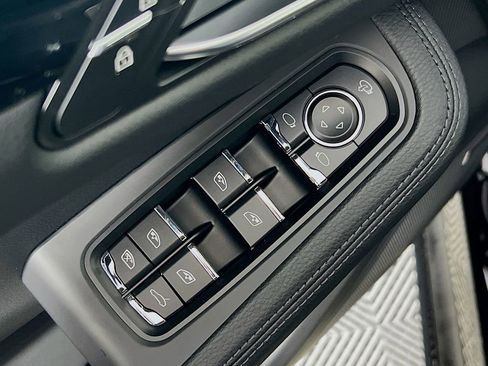 New 2026 Porsche Macan Base image 20