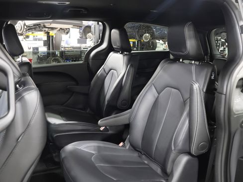 Used 2025 Chrysler Pacifica Select image 33