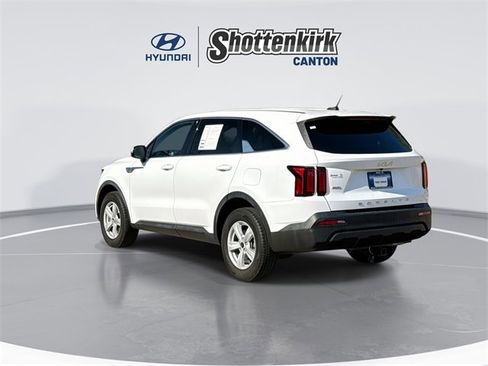 Used 2022 Kia Sorento LX image 6