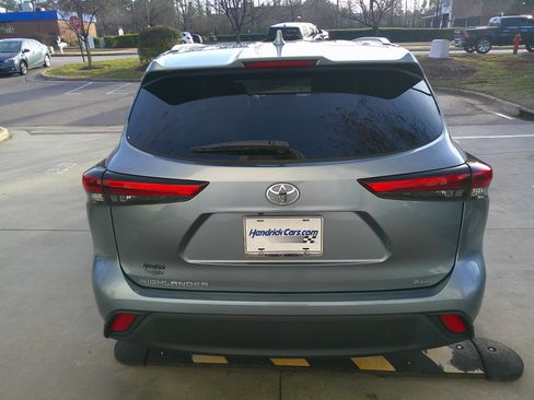 Used 2023 Toyota Highlander XLE image 11